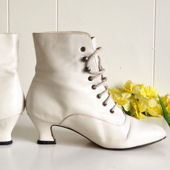 Luie ll VTG Style Soft White Leather Booties 6 1/2 - Picture 2 of 7